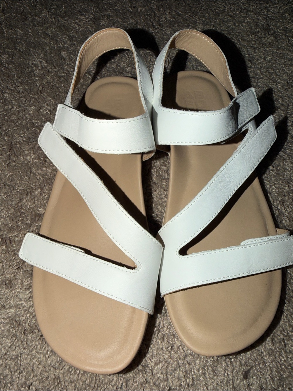 Women's Abeo White Strappy Comfort Sandals - Size 7W Met